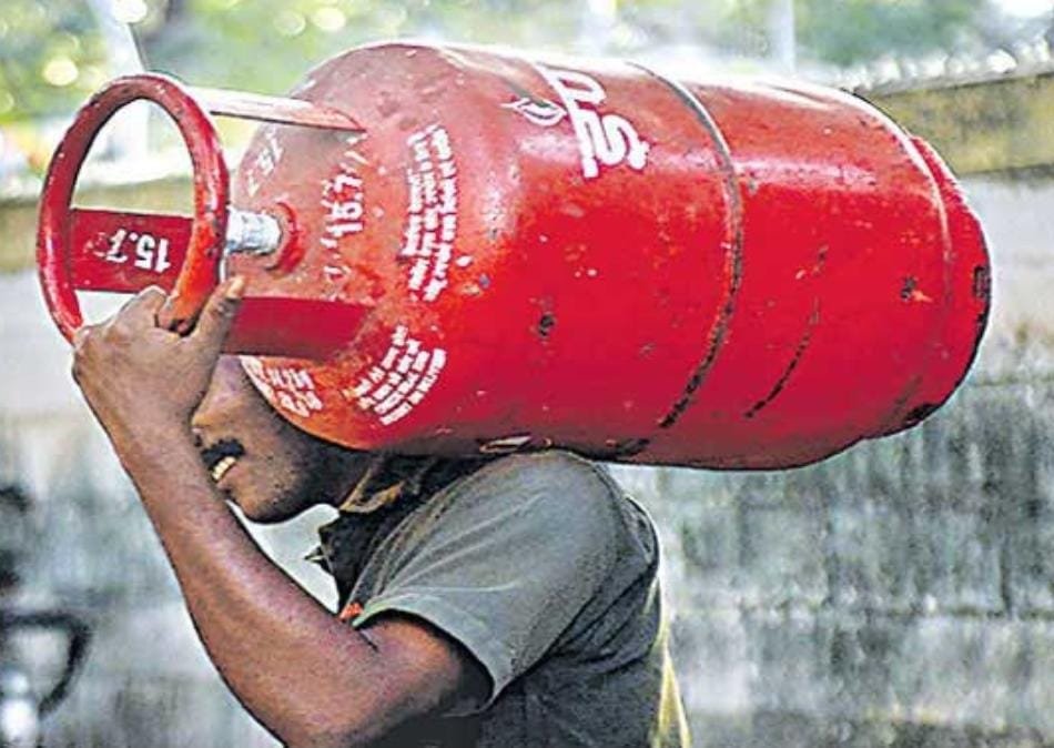 Cylinder Prices : పెరిగిన వంటగ్యాస్ సిలిండర్ ధరలు