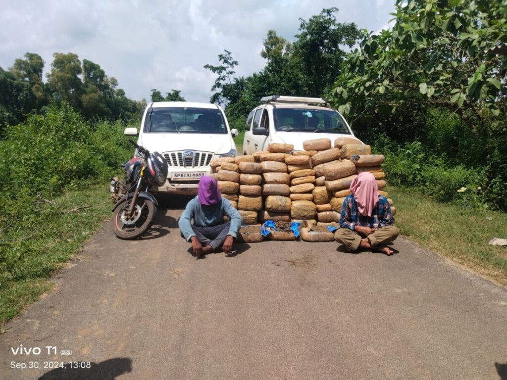 851 kg of ganja being transported in two cars seized