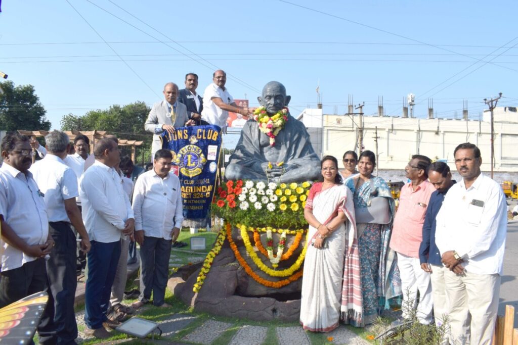 Lions Club pays tribute to Mahatma Gandhi