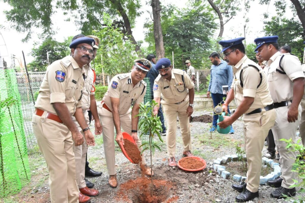 Visible policing should be visible within the police station visited Devapur Police Station Commissioner of Police Srinivas IPS