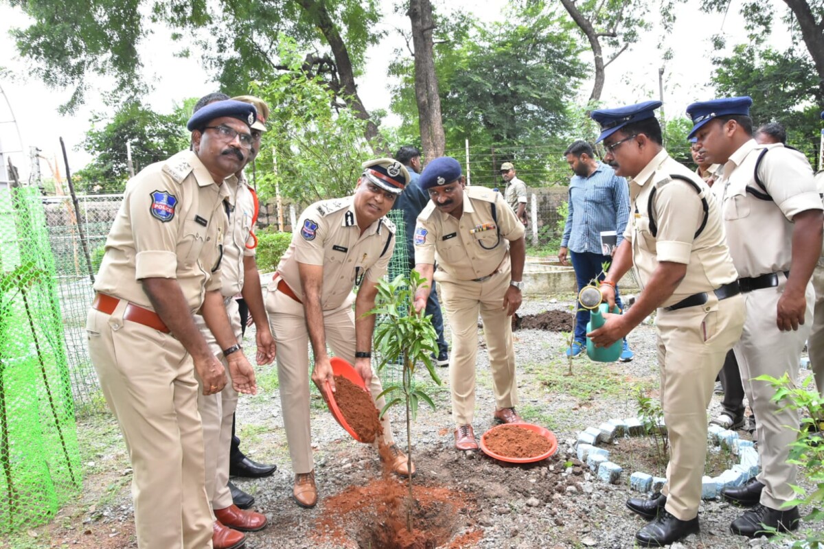 దేవాపూర్ పోలీస్ స్టేషన్ సందర్శించిన పోలీస్ స్టేషన్ పరిధిలో విసిబుల్ పోలీసింగ్ ఉండాలి పోలీస్ కమీషనర్ శ్రీనివాస్ ఐపిఎస్