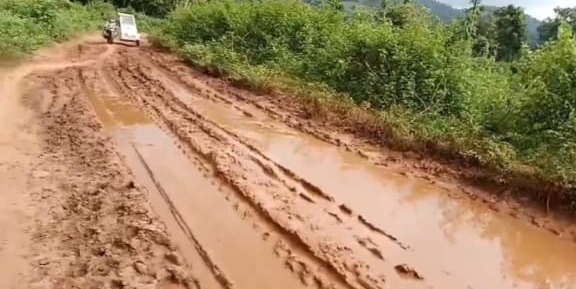 మా రహదారి సమస్యను పరిష్కరించండయ్యా