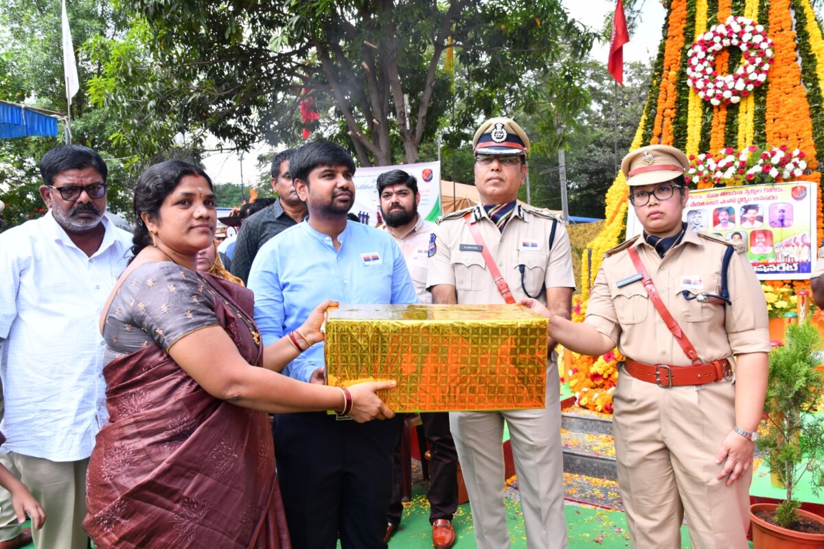 ‘పోలీస్ అమరవీరులను స్ఫూర్తిగా తీసుకోవాలి’