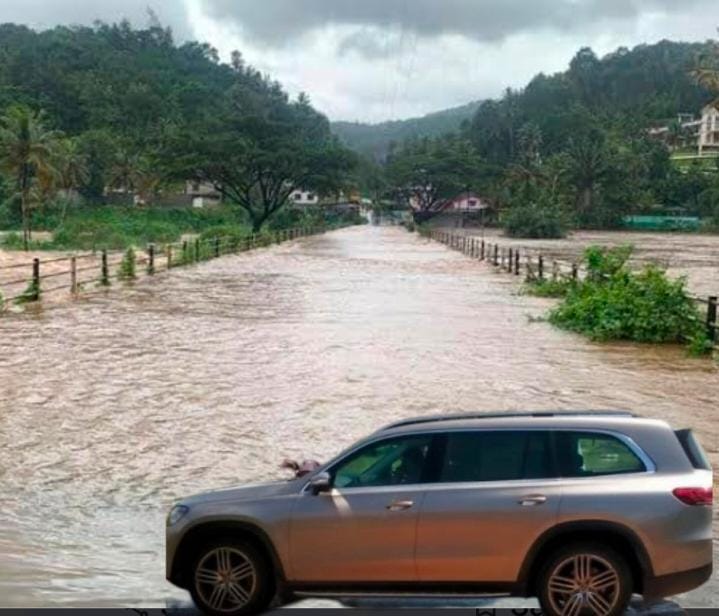 వరదలో చిక్కుకున్న హీరో నాగార్జున