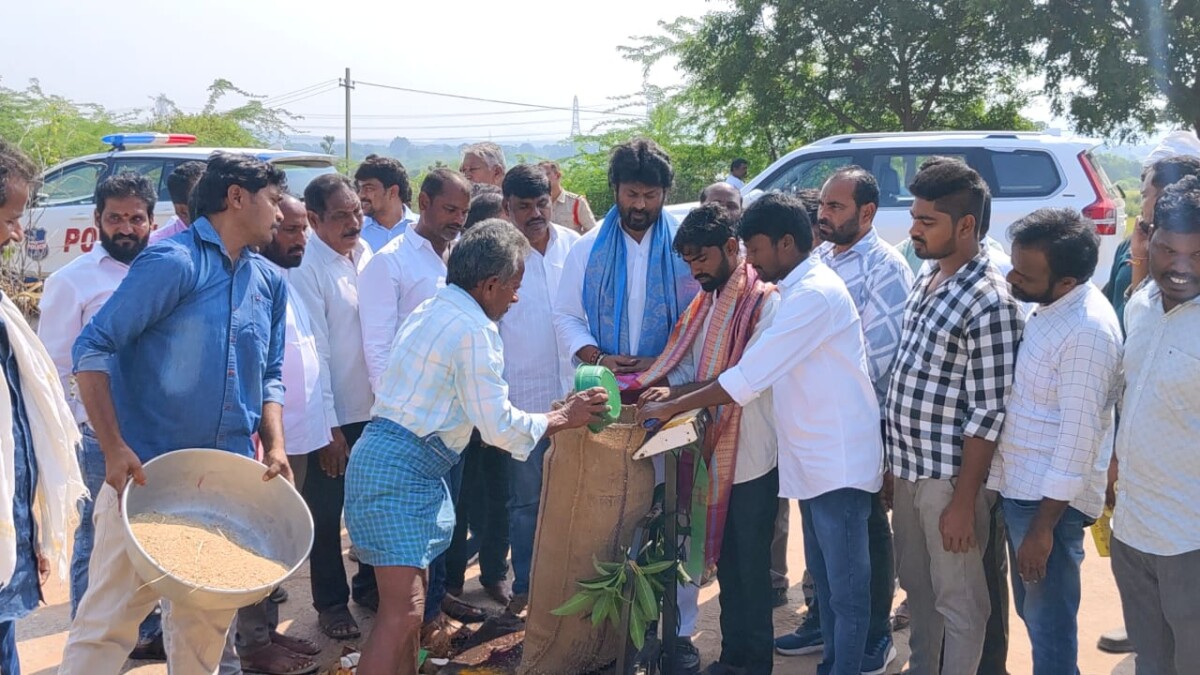 అంతర్గాం మండలంలో ఎక్లస్పూర్, ఆకెనపల్లి, బ్రాహ్మణపల్లి, మూర్మూర్, ఎల్లంపల్లి గ్రామాలలో వడ్లు కొనుగోలు కేంద్రాలను ప్రారంభించిన