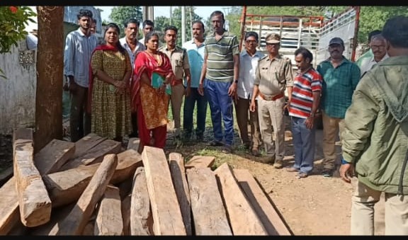 ఫారెస్ట్ రేంజ్ అధికారి శివరంజని ఆధ్వర్యంలో ఆకస్మిక తనిఖీలు. సుమారు లక్ష ముపై ఒక వేల రూపాయలు విలువ గల కలప స్వాధీనం