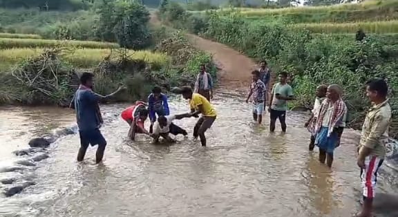 వంతడపల్లి అవతల వీధికి కల్వర్టు కట్టి రహదారి వేయాలి