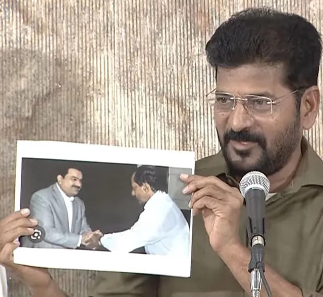 CM Revanth : అదానీతో కేసీఆర్ ఫొటో.. బ‌య‌ట‌పెట్టిన సీఎం రేవంత్‌