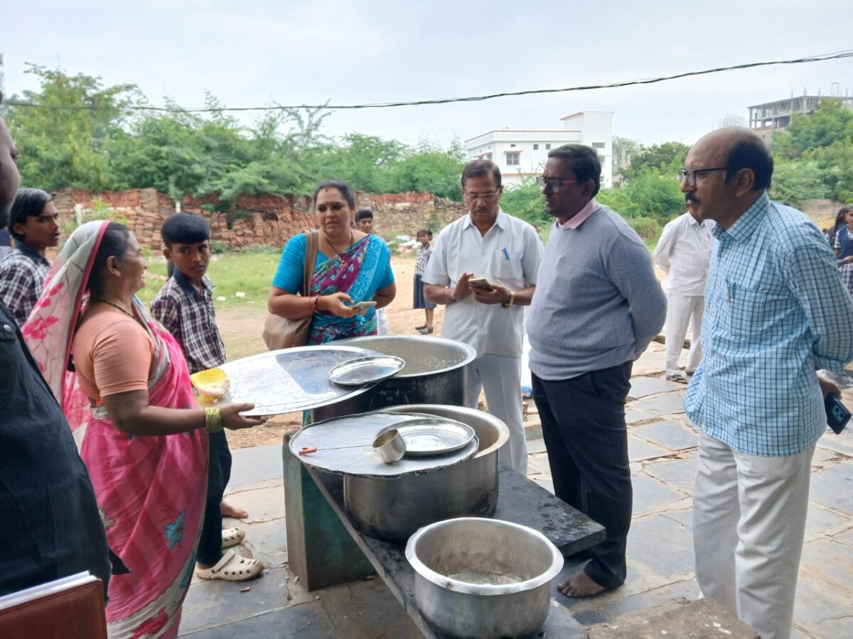 మధ్యాహ్న భోజనాలలో మెనూ పాటించాలి: ఎంఈవో