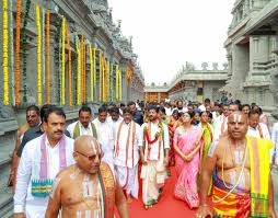 సాంప్రదాయ దుస్తుల్లో లక్ష్మీ నరసింహ స్వామి దర్శించుకున్న సీఎం రేవంత్ రెడ్డి..