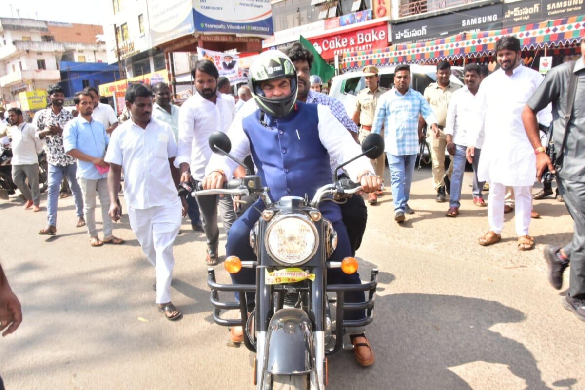 National Road Safety : జాతీయ రోడ్డు భద్రత బైకు డ్రైవ్ చేసిన స్పీకర్