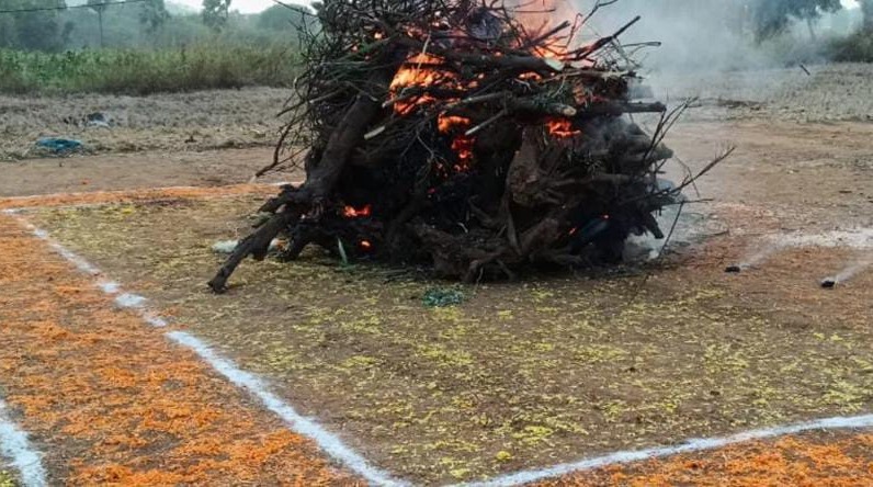 Kabaddi Court : కబడ్డీ కోర్టులో ఆ వ్యక్తి దహన సంస్కారాలు