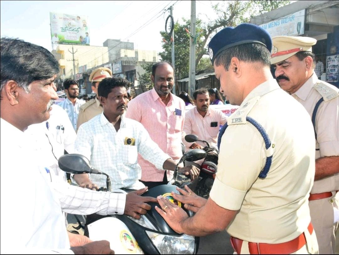 Must Wear Helmets : వాహన చోదకులు హెల్మెట్ ధరించాలి: ఎస్పీ