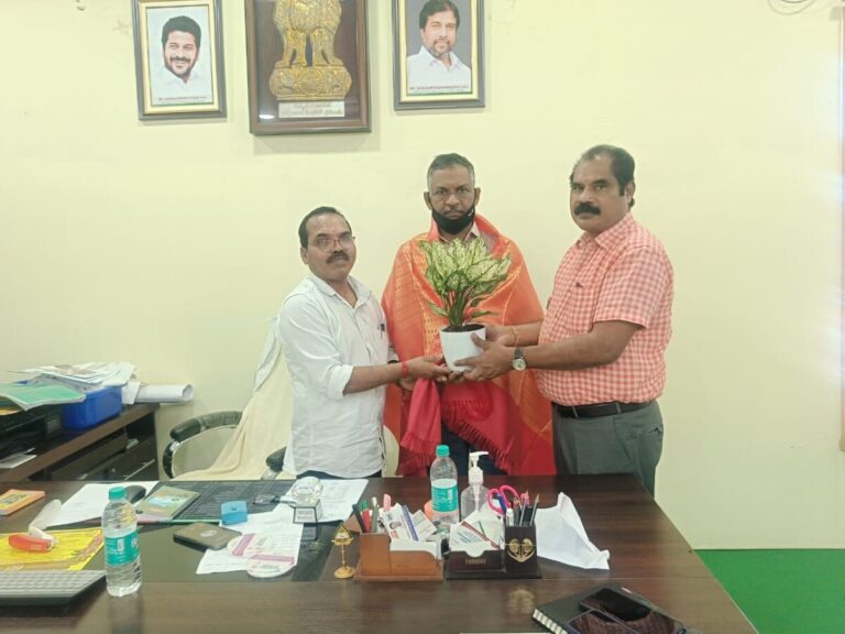 ఎం.జీ.ఎం.సూపరింటెండెంట్ డాక్టర్.కిశోర్ ను సన్మానం చేసిన వరంగల్ డిఎంహెచ్వో డాక్టర్.సాంబశివరావు WhatsApp Image 2025 01 31 at 17.34.43