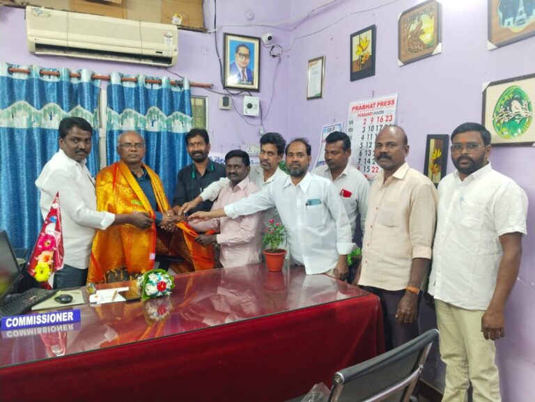 మున్సిపల్ కమిషనర్ కు శుభాకాంక్షలు తెలిపిన రాజేంద్రప్రసాద్ WhatsApp Image 2025 01 31 at 19.15.16