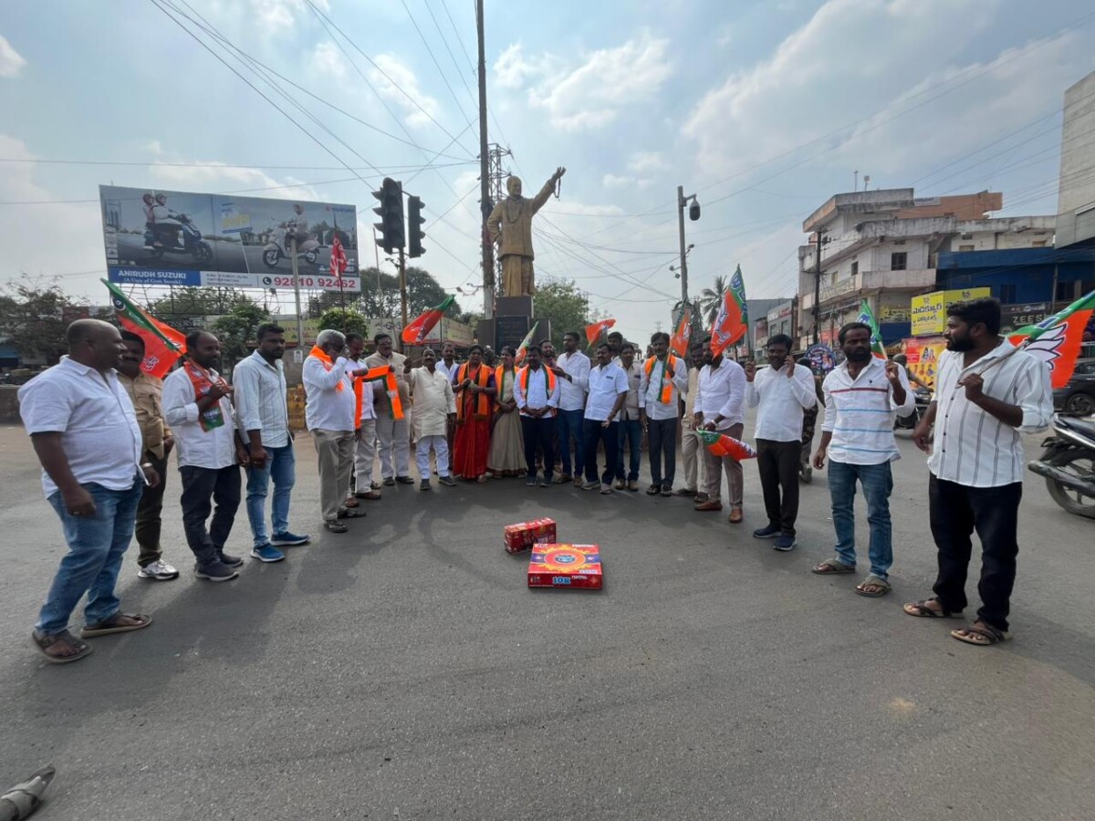 ఢిల్లీలో బిజెపి గెలుపుతో వికారాబాద్ లో బిజెపి నాయకుల విజయోత్సవ సంబరాలు