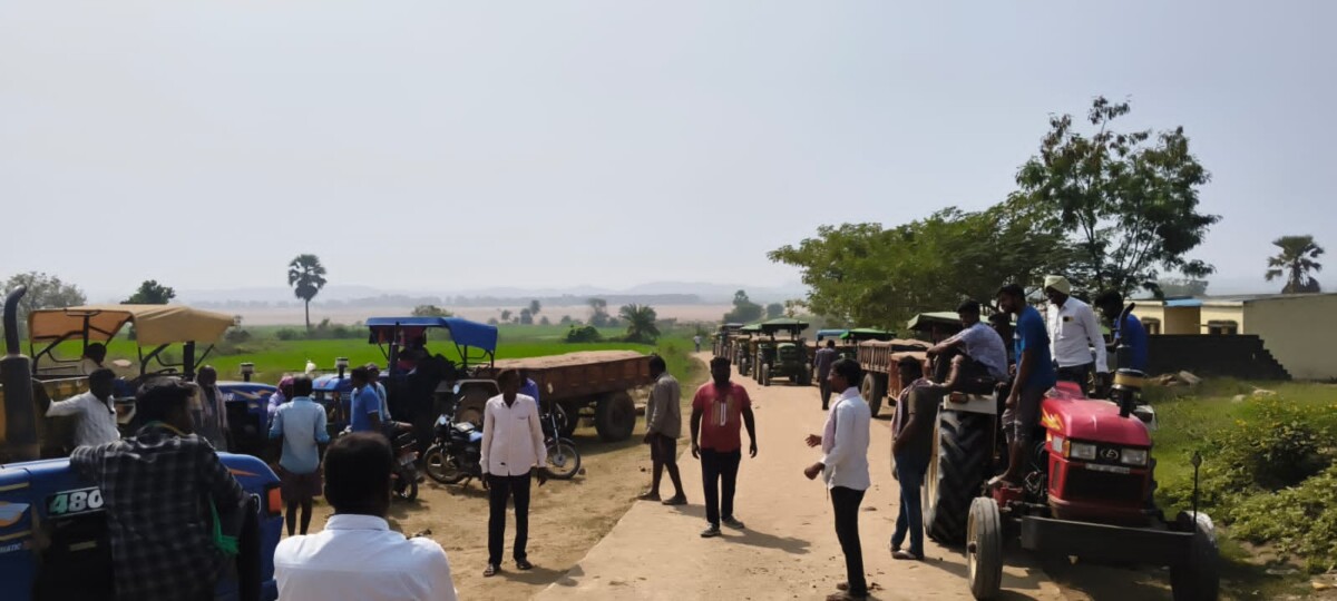 Sand Tractors : ముత్తారం ఇసుకట్రాక్టర్లను అడ్డుకున్న రైతులు