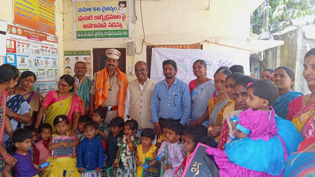 Literacy Program : అంగన్వాడి కేంద్రంలో పిల్లలకు అక్షరాభ్యాసం కార్యక్రమం