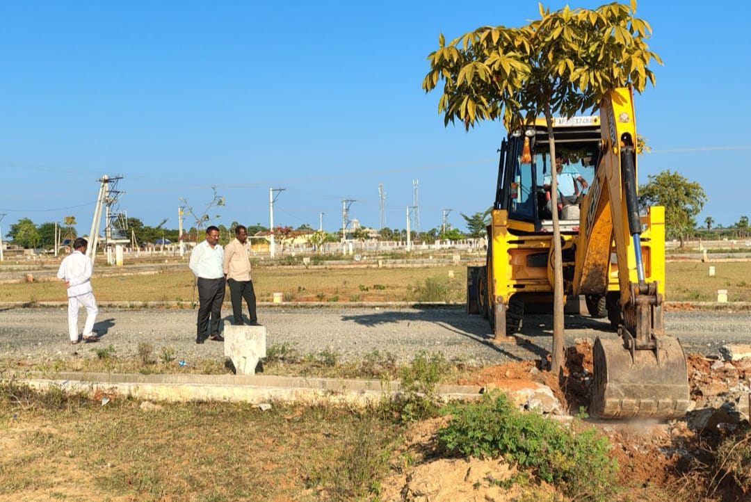 Srinidhi Real Estate : శ్రీనిధి రియల్ఎస్టేట్ లేఔటు ఆక్రమణలు తొలిగింపు