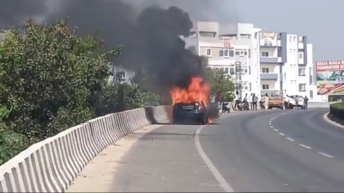 Car Fire : షాక్ సర్క్యూట్‌తో కార్ దగ్ధం