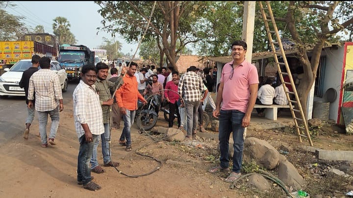 Rathotsavam : రథోత్సవంలో విద్యుత్ లైన్లను పరిశీలించిన డిఈ శ్రీధర్