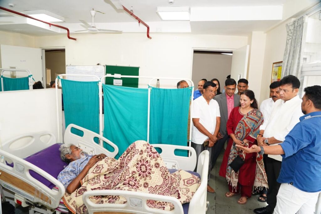 Minister inaugurating electric vehicles