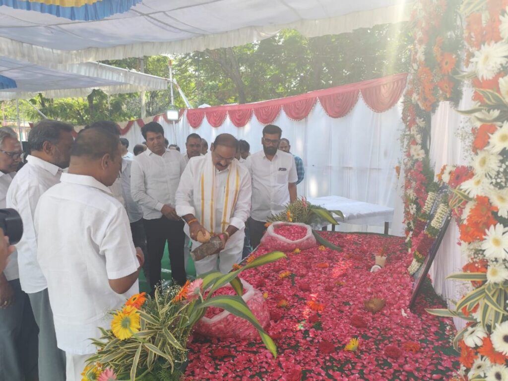 Bandi Ramesh paid tribute