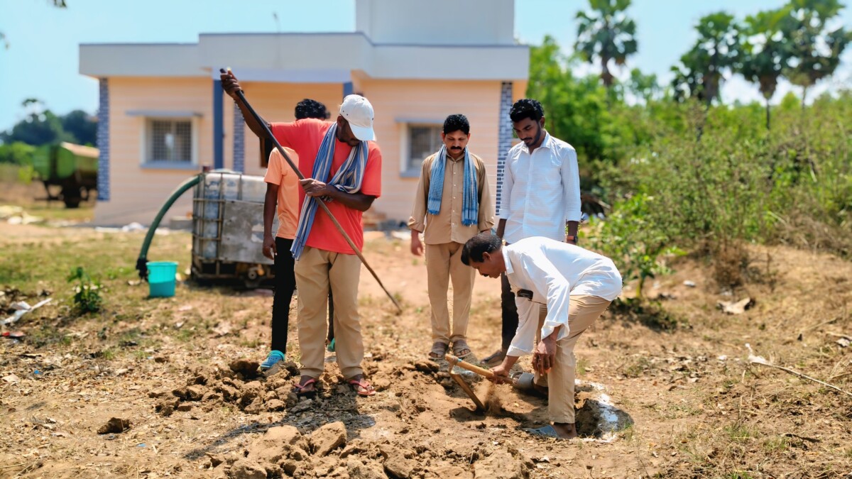 Boreholes : మండలంలో ఇంకుడు గుంతల పనులు ప్రారంభం