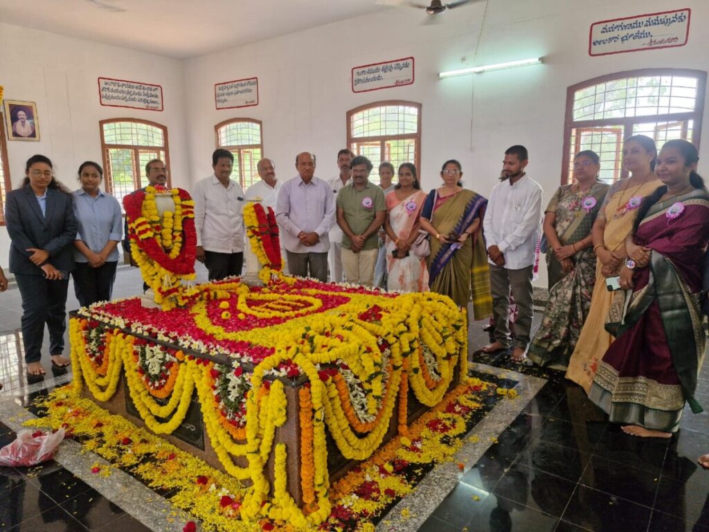 society is Kandukuri Veeresalingam...