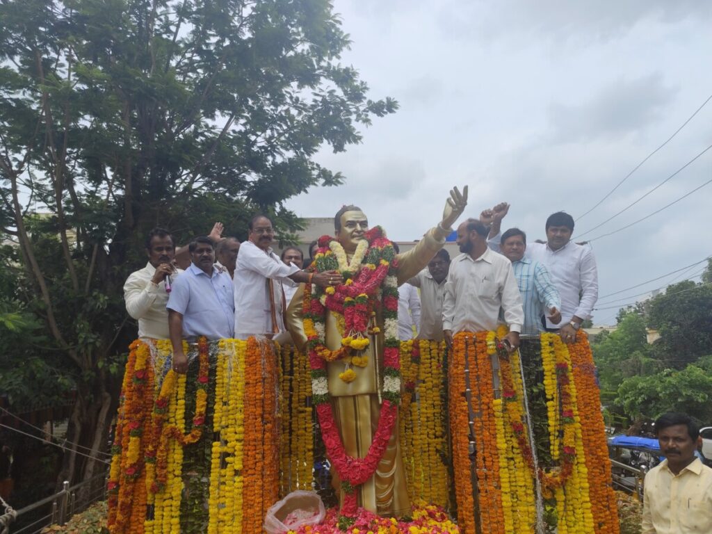 Bandi Ramesh paid tribute 