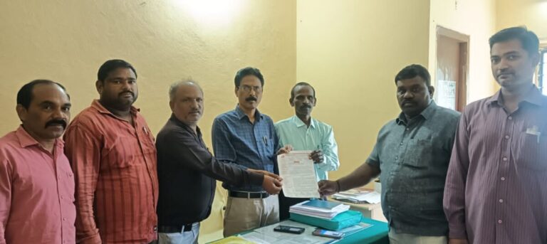 AITUC : డిప్యూటీ డి ఎం అండ్ హెచ్ ఓ ల కు సమ్మె నోటీస్ ను అందజేసిన ఏఐటీయూసీ వరంగల్ జిల్లా ప్రధాన కార్యదర్శి గన్నారపు రమేష్ WhatsApp Image 2025-06-28 at 16.55.50