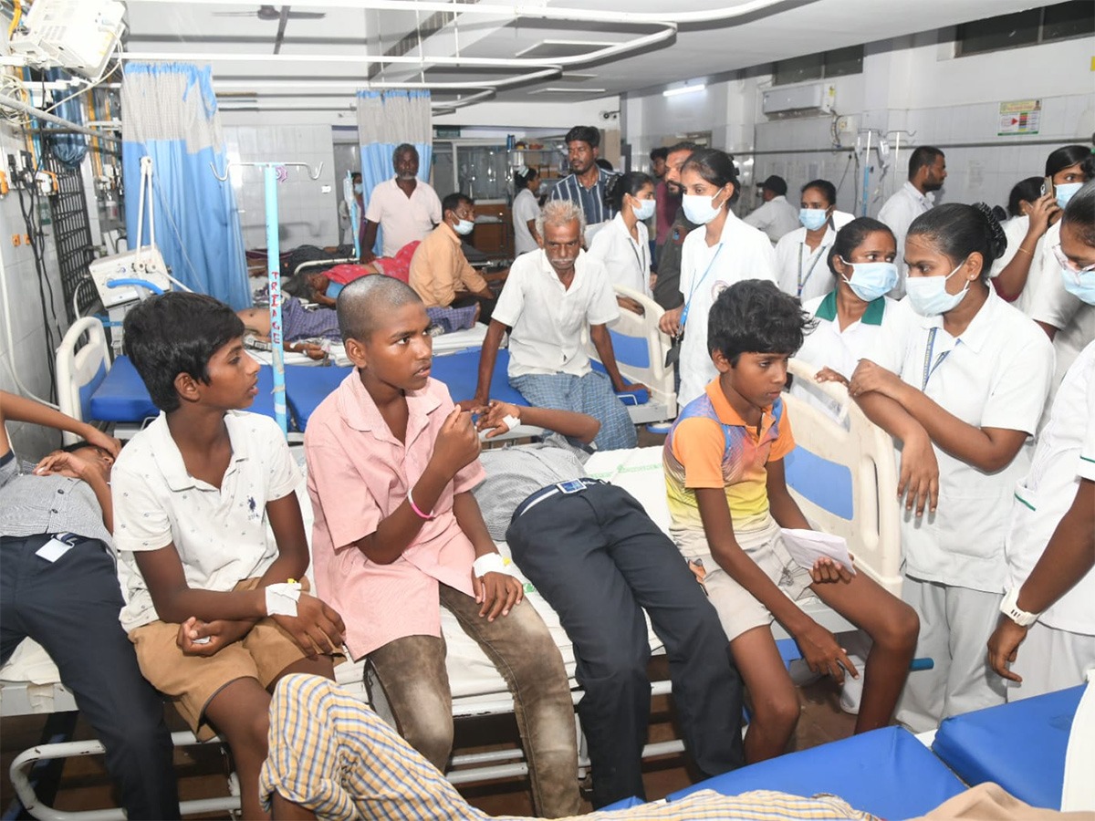 Students Fall Ill : తిరుపతి శ్రీకాళహస్తిలోని బీసీ హాస్టల్ లో 16 మంది విద్యార్థులకు అస్వస్థత