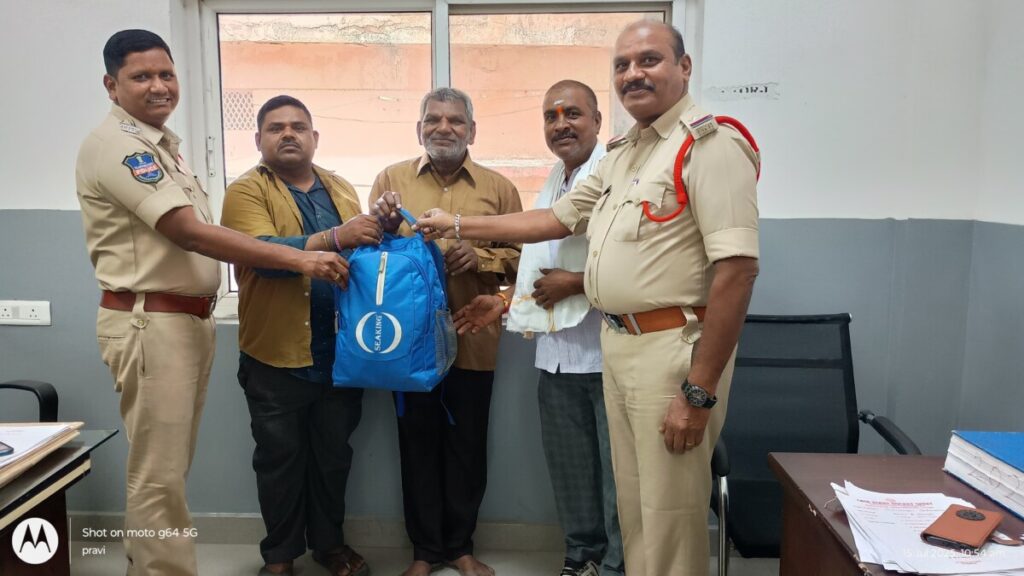 Auto driver shows humanity