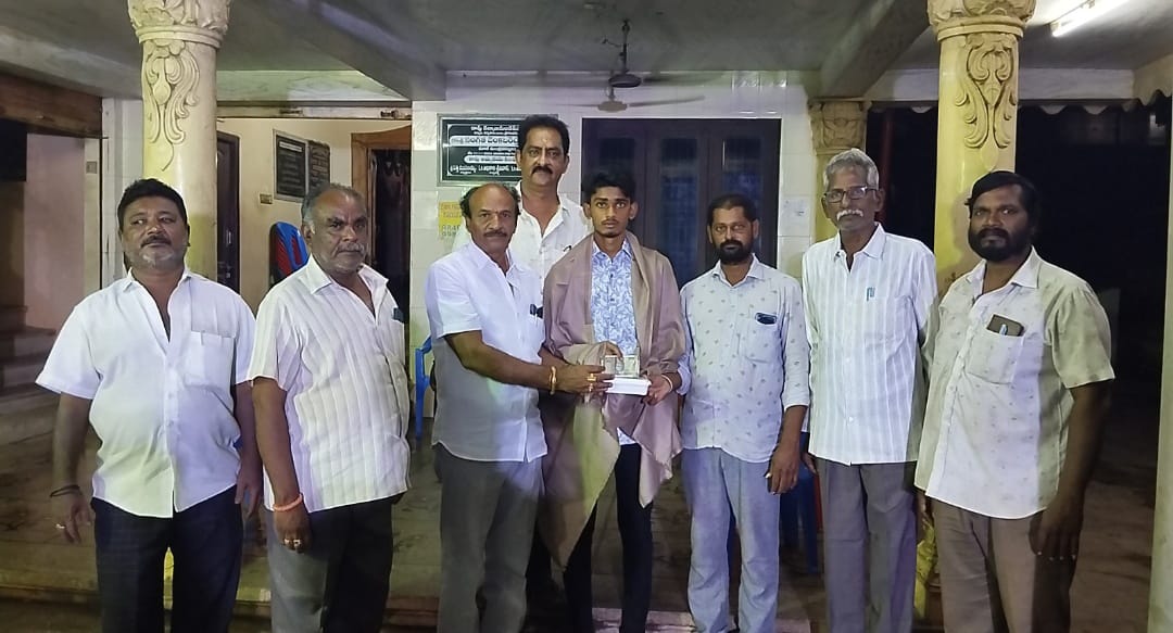IIT Student : ఐఐటీ విద్యార్థి వెంకటరాజును సత్కరించిన కాపు అభ్యుదయ సంఘము