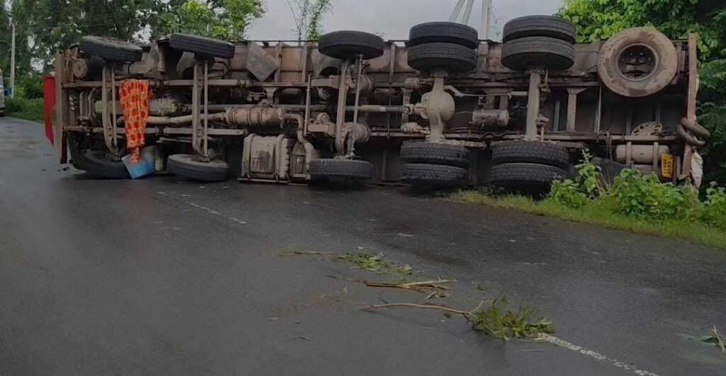 Lorry overturns: Traffic disruption