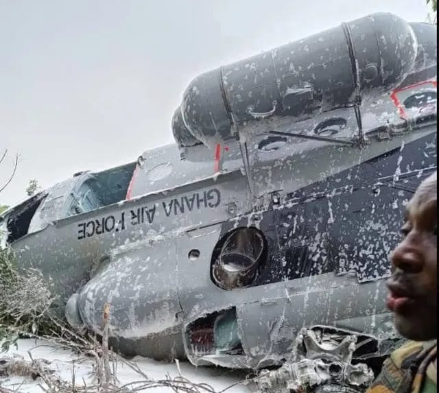 Helicopter crash kills 8