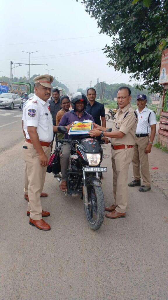 Traffic Police distributes sarees to women 