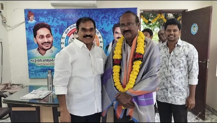 Legal Cell should provide free services to the poor