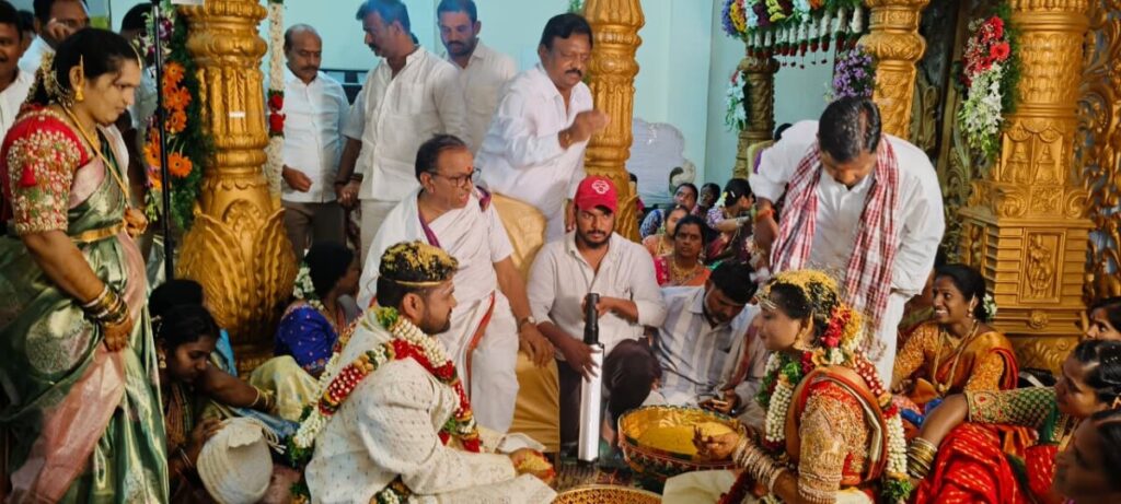 Kolan Hanmanth Reddy blessed the newlyweds