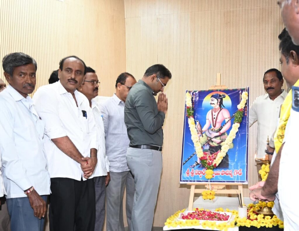Collector Koya Sri Harsha pays tribute 