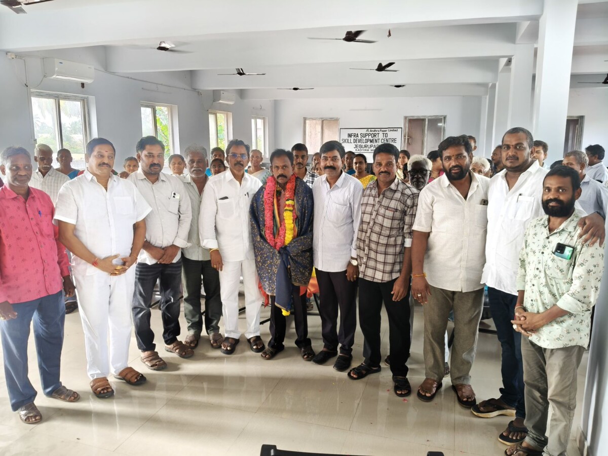 జేగురుపాడు గ్రామ పంచాయతీ కార్యదర్శి ఐయినవిల్లి శ్రీనివాసరావు ను ఘనంగా సన్మానించిన గ్రామస్థులు