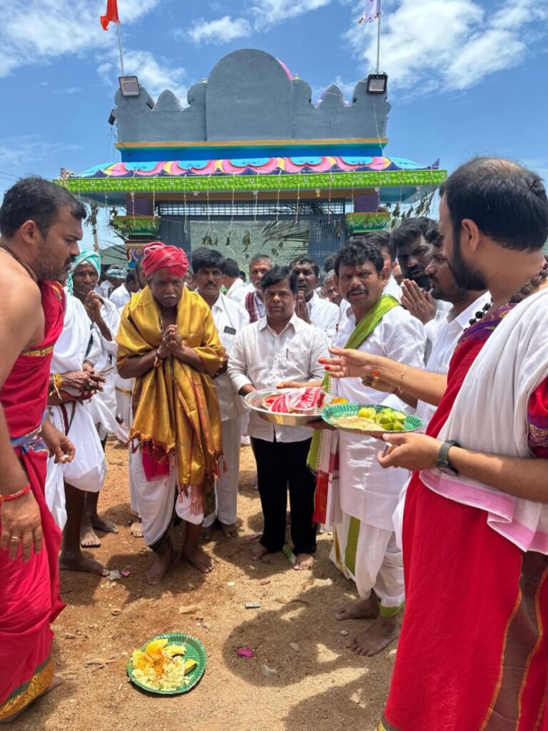 Vadtya Ramesh Naik visited the temple 