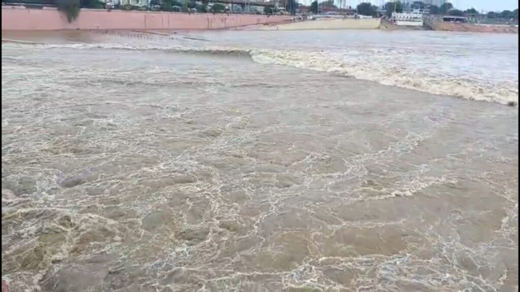 Flooding at Prakasam Barrage