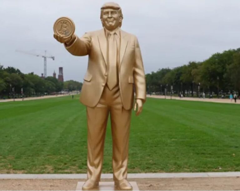 Trump Gold Statue : క్యాపిటల్ భవనం ఎదుట ట్రంప్ బంగారు విగ్రహం! WhatsApp Image 2025-09-18 at 21.19.47