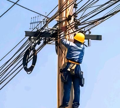 Lineman dies of electric shock