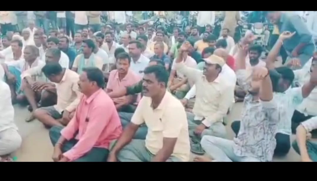 Farmers Protest : కామారెడ్డి జిల్లాలో రైతుల రాస్తారోకో