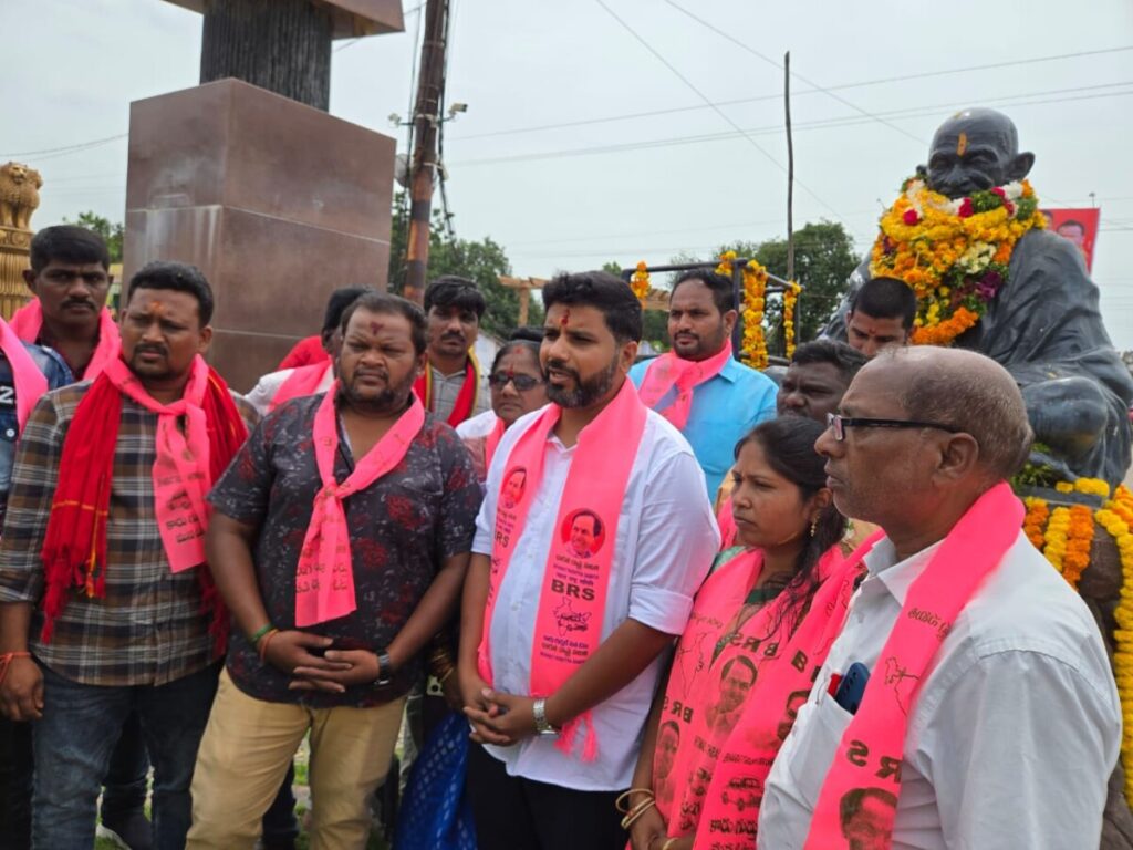 Vyalla Harish Reddy paid tribute to Gandhiji in Khani