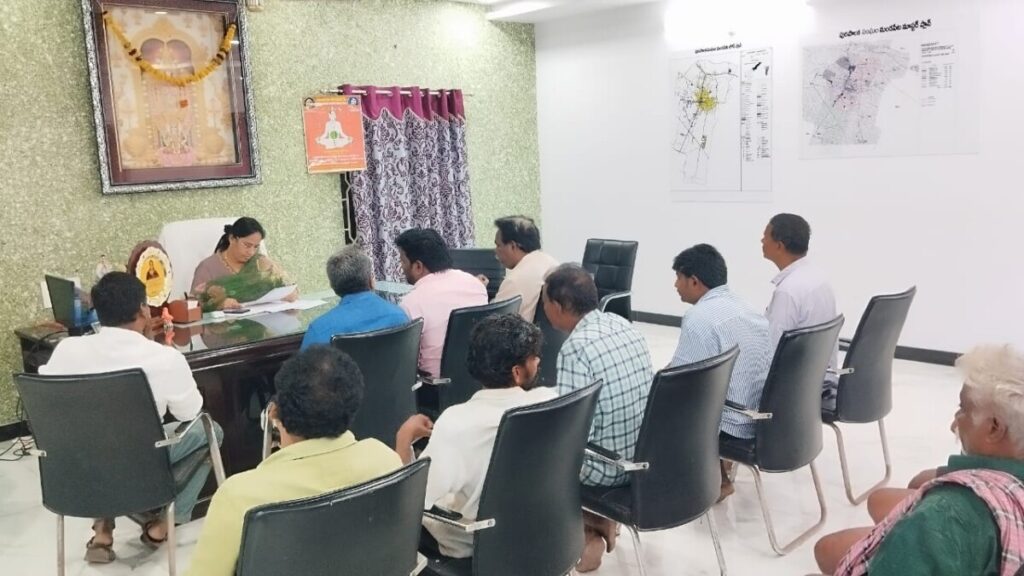 Rickshaw workers meet municipal chairperson