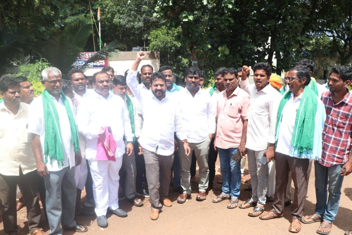 Methuku Anand రైతులను పోలీస్ స్టేషన్లో పెట్టడం దుర్మార్గం