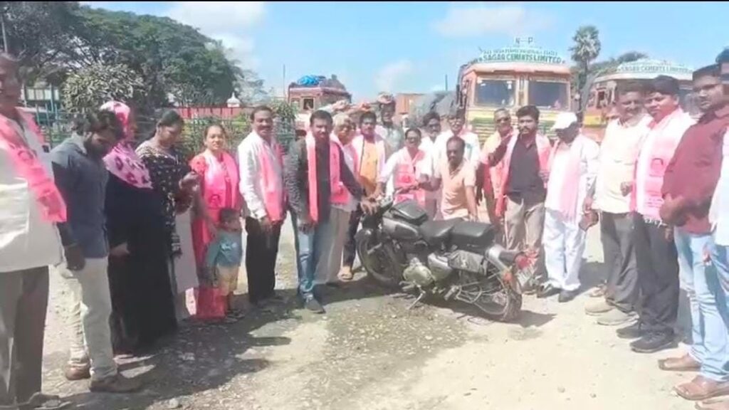 BRS leaders protest on potholed roads